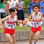 男子・東播磨１区貞平春陽選手（右）からたすきを託される２区高橋立輝選手＝西脇市総合市民センター