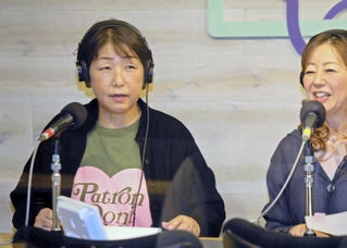 ラジオ番組でリスナーからの質問に回答する荒内和子さん（左）＝びぃぷらす加古川