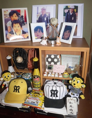 家には兄弟が大ファンだった阪神タイガースの応援グッズや友達からの手紙が飾られている＝兵庫県内