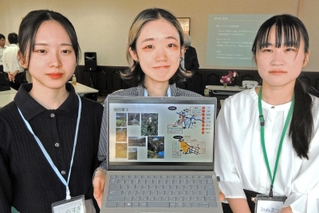地区のシンボルである原大池周辺の八景を提案した県立大の学生たち＝加古川市神野町神野