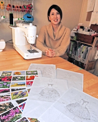 兵庫の県花、市花や町花を布でデザイン、飾り付けたドレスを制作した桃井鈴さん＝高砂市高砂町