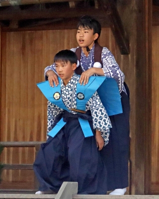 一節一節感情を込めながら「柿山伏」を演じる児童＝加古川市平荘町山角