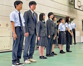 加古川西高で来春導入される制服＝加古川市加古川町本町（同校提供）
