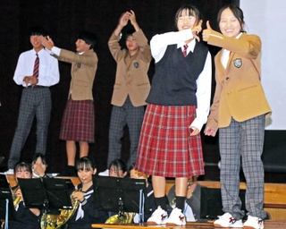 ファッションショー形式で新しい制服を披露する荒井中生徒会＝高砂市荒井町千鳥３