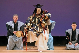 地域ゆかりの能「高砂」の上演があった＝高砂市高砂町朝日町、高砂市文化会館