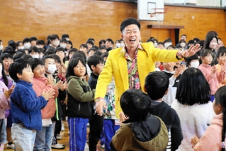 母校の児童から歓迎を受ける吉本新喜劇の吉田裕さん＝米田小学校