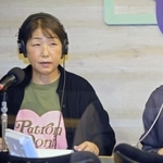 ラジオ番組でリスナーからの質問に回答する荒内和子さん（左）＝びぃぷらす加古川