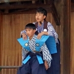 一節一節感情を込めながら「柿山伏」を演じる児童＝加古川市平荘町山角