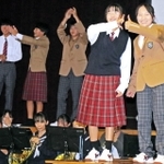 ファッションショー形式で新しい制服を披露する荒井中生徒会＝高砂市荒井町千鳥３