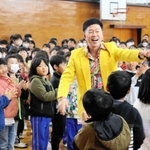 母校の児童から歓迎を受ける吉本新喜劇の吉田裕さん＝米田小学校