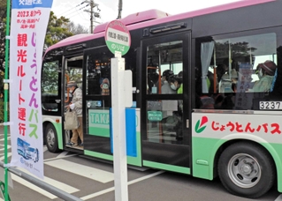 高砂町・向島観光ルートで走るじょうとんバス車両。１１月２３日には利用促進を兼ねて「土木遺産現地説明会」が開かれた＝高砂市高砂町向島町