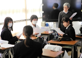 平田オリザさん（右奥）の助言を受け、生徒らが意見を出し合って劇創作に挑戦した＝播磨中学校