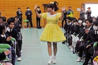 サプライズゲストで登場し、歓声と拍手で迎えられるはるな愛さん＝県立農業高校
