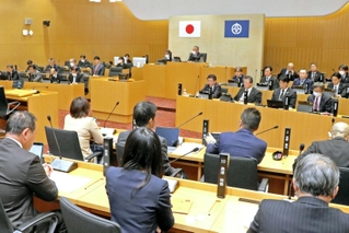 高砂市民病院将来構想案の報告があった高砂市議会本会議＝高砂市議会
