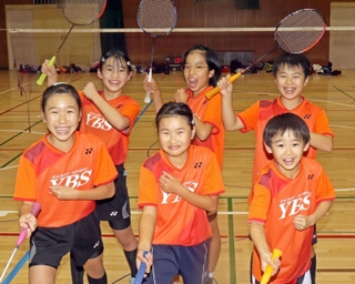 全国大会に出場する（後列左から時計回りに）高見芹菜さん、今竹葉生さん、秋庭真尋君、栗田遥翔君、大原綾乃さん、宇都陽菜乃さん＝加古川市加古川町大野、氷丘中学校