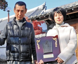 来夢号を飼育する足立敏和さん（左）＝高砂市今市１