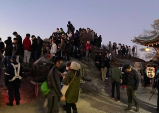 今年の元旦に、ご来光を見ようと山頂付近に集まる登山者ら＝加古川市志方町成井（成井高御位神社運営委員会提供）