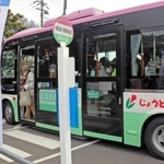 高砂町・向島観光ルートで走るじょうとんバス車両。１１月２３日には利用促進を兼ねて「土木遺産現地説明会」が開かれた＝高砂市高砂町向島町