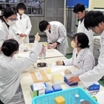「山田錦」の新たな品種開発を目指す生物工学科の生徒や教員ら＝県立農業高校