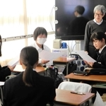 平田オリザさん（右奥）の助言を受け、生徒らが意見を出し合って劇創作に挑戦した＝播磨中学校