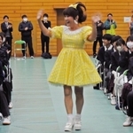 サプライズゲストで登場し、歓声と拍手で迎えられるはるな愛さん＝県立農業高校