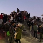 今年の元旦に、ご来光を見ようと山頂付近に集まる登山者ら＝加古川市志方町成井（成井高御位神社運営委員会提供）