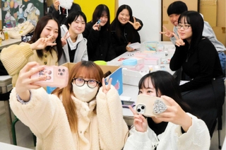 居合わせたみんなと一緒に「ビーリアル」。ポーズをとってパシャリ＝加古川市平岡町新在家、兵庫大