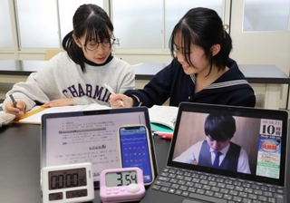 スマートフォンやタブレットを使って効率的に勉強する野津柚乃さん（左）と岡田優実さん＝加古川市加古川町粟津、加古川東高校