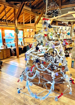 来店客が廃材オーナメントを購入し飾り付けたクリスマスツリー。１月中は展示される＝稲美町草谷（リマテリアル提供）