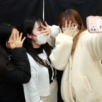 ビーリアルで撮影する大学生。顔を隠すポーズで投稿することもある＝加古川市平岡町新在家、兵庫大学