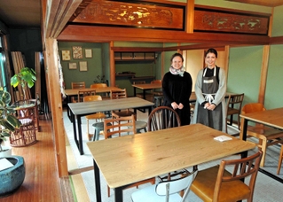 古民家の大広間の落ち着いた雰囲気で「自然の循環を体験して」と話す奥田智恵子さん（左）とスタッフ＝稲美町草谷