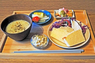 地元無農薬米で作ったパン、余剰野菜で作ったピクルスやスープ、サラダチキンなどが並ぶ「生米ぱんプレート」＝稲美町草谷