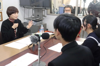 東播磨高校の放送室で、部活動で活躍する高校生にインタビューもした＝稲美町中一色