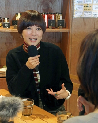 上野さんは自身の興味を広げてゲストに質問を投げかけた＝加古川市上荘町見土呂