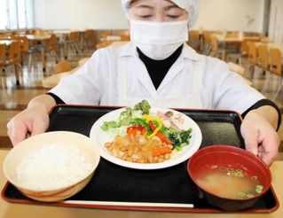 兵庫大生が野菜や塩分の摂取量などを計算し、メニューを考えた「ヘルシーランチ」＝県加古川総合庁舎