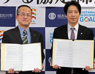 災害時の物資輸送について協定を結んだ加古川市の岡田康裕市長（右）と福山通運加古川支店の笹井英樹支店長＝同市役所