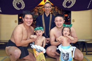 泣き相撲を企画した大辻利央さん（左）と協力する鶴林寺宝生院の幹敬盛住職（中央）ら＝加古川市加古川町北在家、鶴林寺