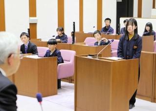 真剣な表情で議会に臨む児童たち＝播磨町役場