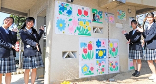 高砂南高校の生徒が企画し、小学生と装飾を試みた、ゆうかり児童公園のトイレ＝高砂市西畑１