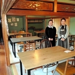 古民家の大広間の落ち着いた雰囲気で「自然の循環を体験して」と話す奥田智恵子さん（左）とスタッフ＝稲美町草谷