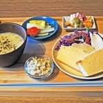 地元無農薬米で作ったパン、余剰野菜で作ったピクルスやスープ、サラダチキンなどが並ぶ「生米ぱんプレート」＝稲美町草谷