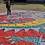 田畑に竜や恐竜などの巨大絵を描いた清水龍彦さん＝加古川市八幡町野村
