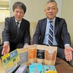 「五つ星ひょうご」に選ばれた「こだわり造り　丸粒パック麦茶」（手前中央）などをＰＲする大篠陽祐社長（右）と営業の石橋孝一さん＝加古川市尾上町池田