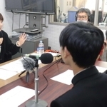 東播磨高校の放送室で、部活動で活躍する高校生にインタビューもした＝稲美町中一色