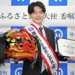 播磨町ふるさとＰＲ大使に任命され笑顔を見せる俳優の望月雅友さん＝播磨町役場