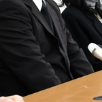 判決を受け会見する亡くなった兄弟の両親＝１５日午後、姫路市北条１、兵庫県弁護士会姫路支部会館（撮影・森下陽介）