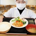 兵庫大生が野菜や塩分の摂取量などを計算し、メニューを考えた「ヘルシーランチ」＝県加古川総合庁舎