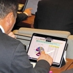 タブレット端末で資料を見る加古川市議＝同市議会議事堂