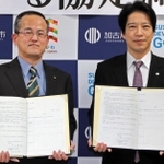 災害時の物資輸送について協定を結んだ加古川市の岡田康裕市長（右）と福山通運加古川支店の笹井英樹支店長＝同市役所
