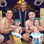 泣き相撲を企画した大辻利央さん（左）と協力する鶴林寺宝生院の幹敬盛住職（中央）ら＝加古川市加古川町北在家、鶴林寺
